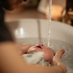 isadora pendant sa séance de thérapeutique bain bébé